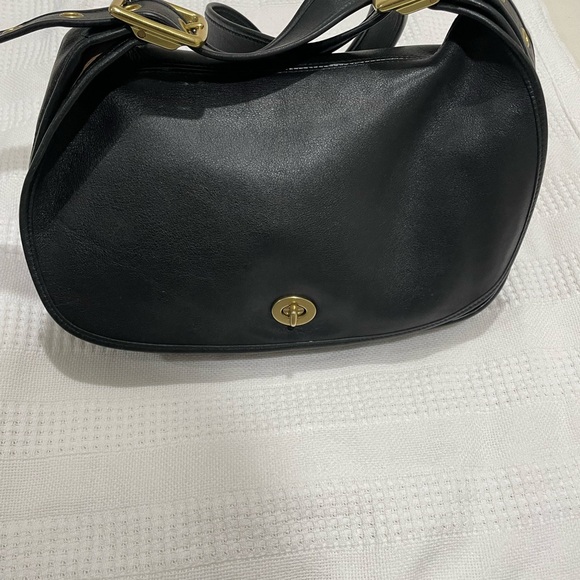 Elegant Black Leather Shoulder Bag - Picture 2 of 14